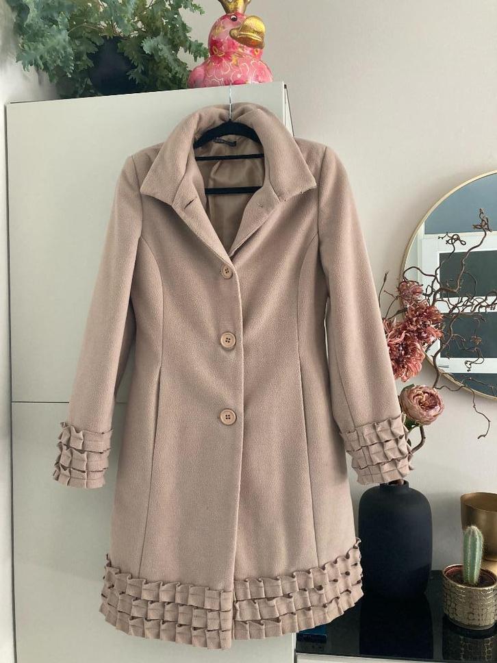Prachtige warme jas , maatje M, Kleding | Dames, Jassen | Winter, Zo goed als nieuw, Maat 38/40 (M), Beige, Ophalen of Verzenden