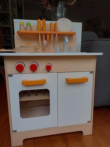 Hape schattig speelkeukentje inclusief pannetjes e.d. beschikbaar voor biedingen