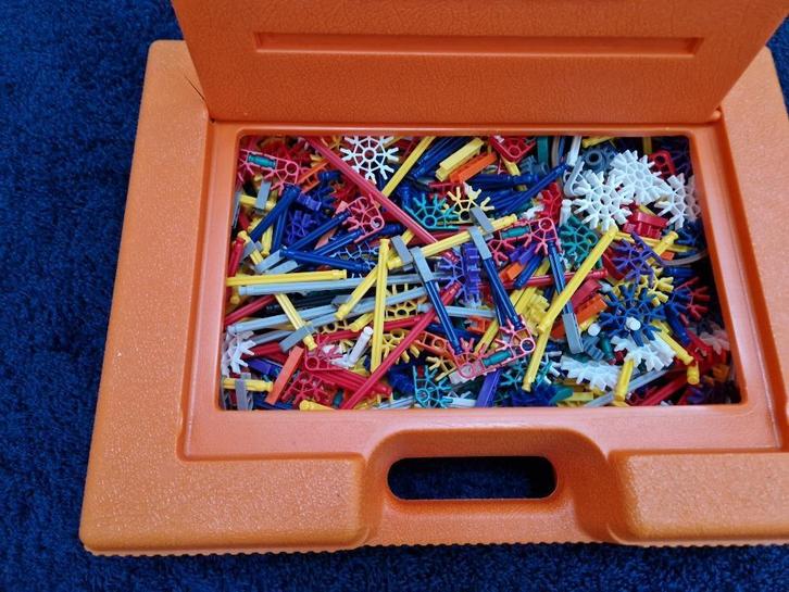 K'NEX bouwstenen in koffer, motor en veel voorbeelden, Kinderen en Baby's, Speelgoed | Bouwstenen, Zo goed als nieuw, K'nex, Ophalen