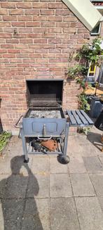Te koop t.e.a.b gebruikte houtskool bbq met karakter, Tuin en Terras, Houtskoolbarbecues, Ophalen, Gebruikt, Intratuin