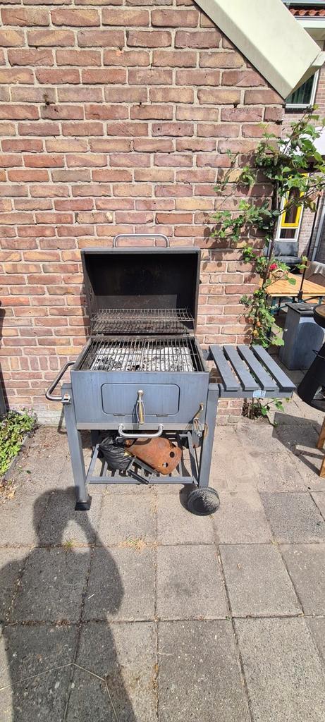 Te koop t.e.a.b gebruikte houtskool bbq met karakter, Tuin en Terras, Houtskoolbarbecues, Gebruikt, Ophalen