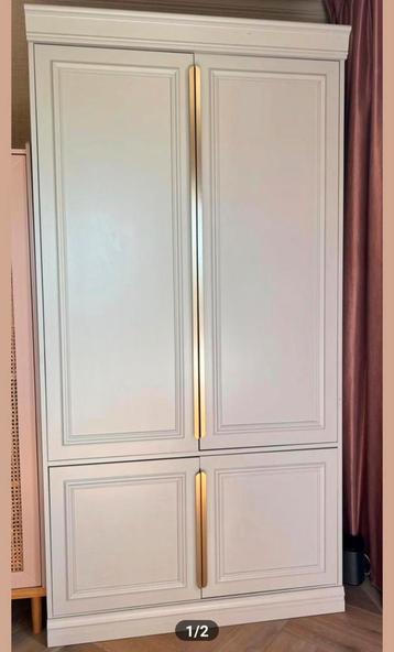 Elegante kledingkast met gouden details beschikbaar voor biedingen