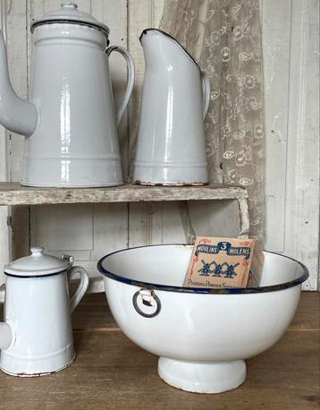 Emaille oude beslagkom wit met blauw randje ophang oogje  beschikbaar voor biedingen