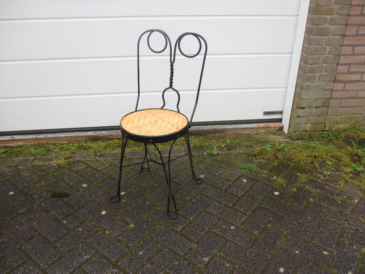 Vintage "ice cream parlor chair" / metalen stoel jaren 20, Huis en Inrichting, Stoelen, Gebruikt, Eén, Metaal, Riet of Rotan, Zwart