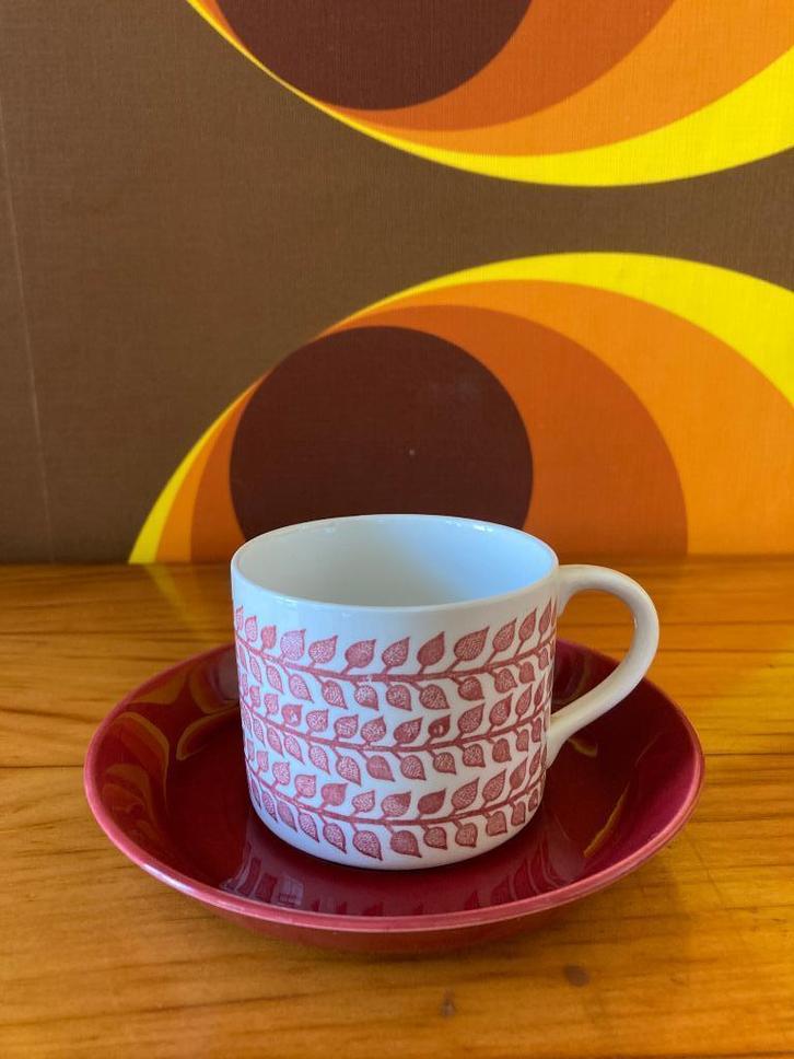 Rörstrand sweden kop en schotel Mia rood zweden design, Antiek en Kunst, Antiek | Servies los, Ophalen of Verzenden