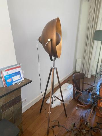 Industriële Vloerlamp op Statief – Vintage Look beschikbaar voor biedingen