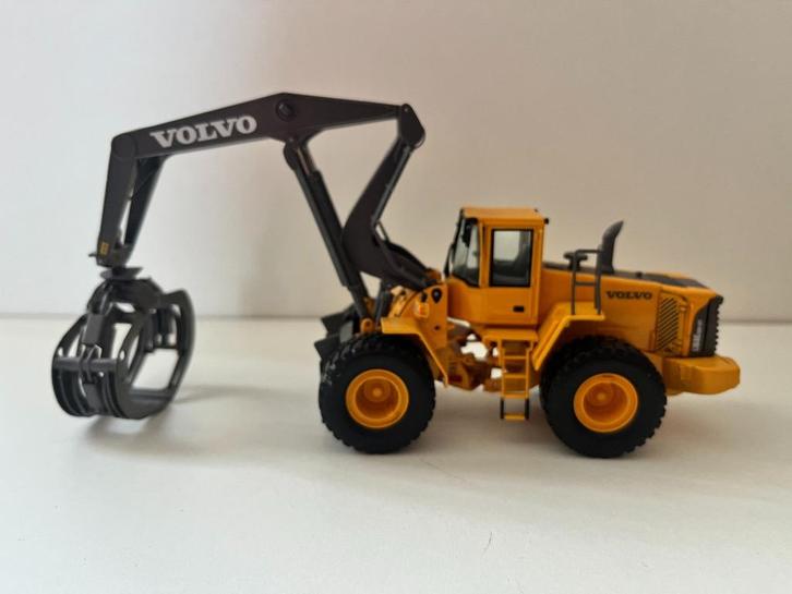 Volvo L180E high lift bomenklem van Motorart, Hobby en Vrije tijd, Modelauto's | 1:50, Zo goed als nieuw, Hijskraan, Tractor of Landbouw