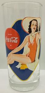 Coca-Cola Glas Pin-up in badpak, Verzamelen, Merken en Reclamevoorwerpen, Gebruikt, Verzenden, Gebruiksvoorwerp