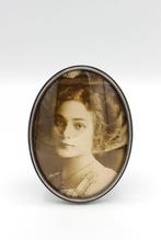 Ovaal Hollands zilveren fotolijstje met sierrand en bolglas., Antiek en Kunst, Ophalen of Verzenden, Zilver