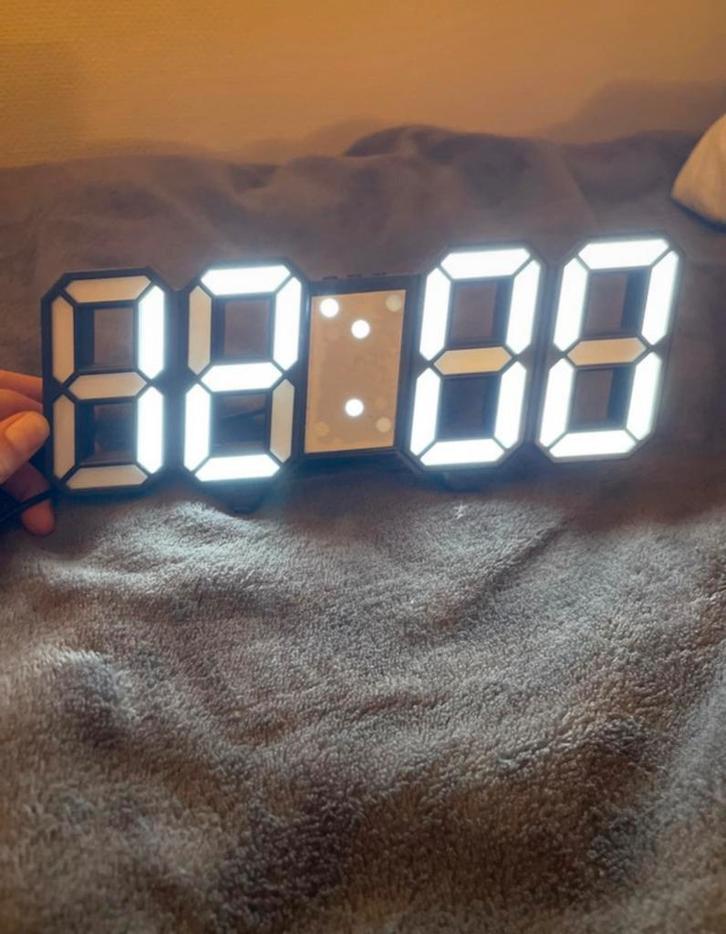 LED Klok met Wekker & Standaard, Huis en Inrichting, Woonaccessoires | Klokken, Zo goed als nieuw, Wekker of Tafelklok, Digitaal