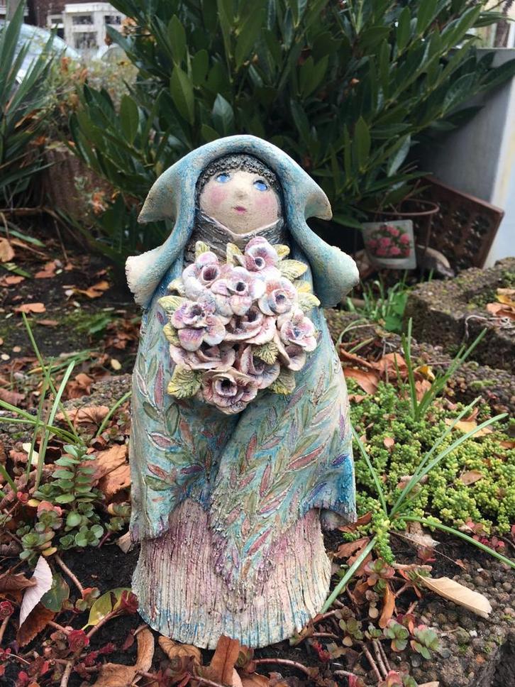 Eva Jorritsma Keramiek Vrouwtje met Bloemen, Antiek en Kunst, Antiek | Keramiek en Aardewerk, Ophalen