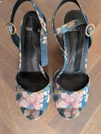Leuke manfield pumps blauw met bloemen, Kleding | Dames, Schoenen, Ophalen of Verzenden, Zo goed als nieuw, Blauw