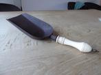 Antieke Kolenschop met porseleinen handvat., Antiek en Kunst, Antiek | Gereedschap en Instrumenten, Ophalen of Verzenden