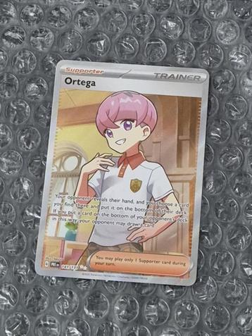 Full Art Trainer Ortega 141/131 Prismatic Evolutions Scarlet beschikbaar voor biedingen