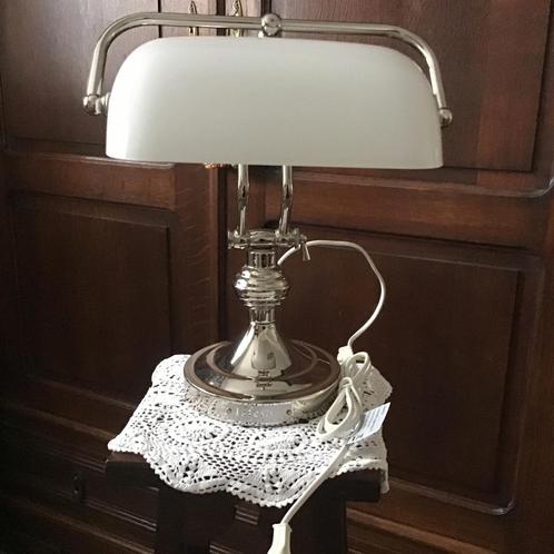 Vintage bankiers/notarislamp met melkwit glazen kap, Huis en Inrichting, Lampen | Tafellampen, Zo goed als nieuw, Minder dan 50 cm