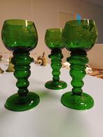 Drie antieke wijnglazen groen, Antiek en Kunst, Ophalen