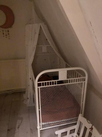 Frans Vintage Kinderbed antiek baby ledikant of bankje. beschikbaar voor biedingen