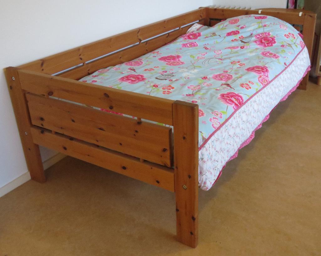 Lifetime Compact eenpersoons houten bed, bedbank grenen, Ophalen, 85 tot 100 cm, Gebruikt, Lattenbodem