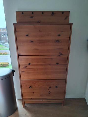 Houten schoenenkast van Ikea met 3 lades en sleutelhaakjes beschikbaar voor biedingen