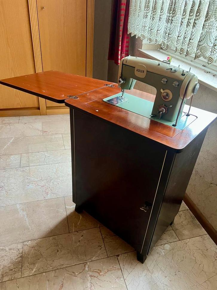 Vintage Adler trapnaaimachine in kast, Antiek en Kunst, Antiek | Naaimachines, Ophalen