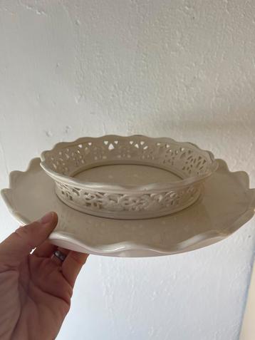 Crèmekleurige schaal met opengewerkt randje beschikbaar voor biedingen