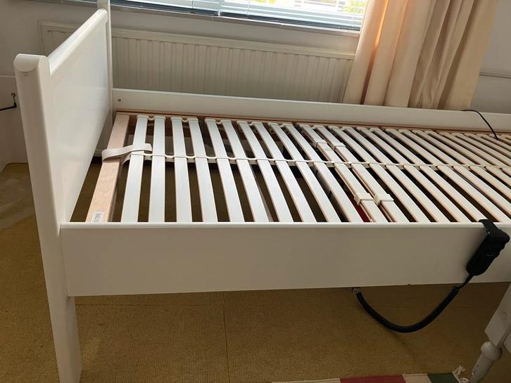 Bed 90 x 200 cm electrisch, Huis en Inrichting, Slaapkamer | Bedden, Zo goed als nieuw, Eenpersoons, 90 cm, Hout, Wit, Verstelbaar