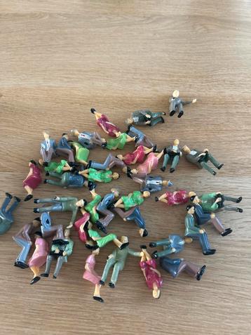 40 Zittende Poppetjes Spoor 1 beschikbaar voor biedingen