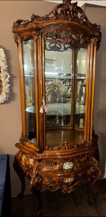Barok vitrinekast beschikbaar voor biedingen