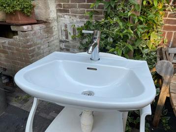 Wastafel met kraan beschikbaar voor biedingen