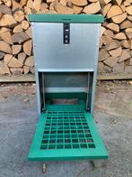 Feed-O-Matic – stevig en ratbestendig, Ophalen, Zo goed als nieuw, Kippenhok of Kippenren