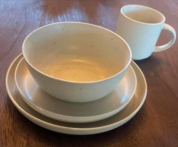 8 crème kleurige ontbijtbordjes (kleinste bordje) beschikbaar voor biedingen
