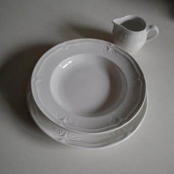 Villeroy en boch  cortina diner en diep bord en melkkannetje beschikbaar voor biedingen