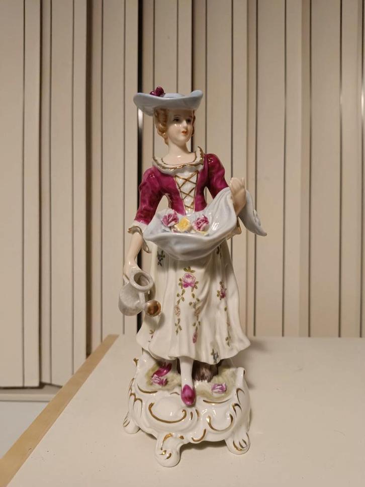 Porseleinen Beeldje Dame met Bloemen, Antiek en Kunst, Antiek | Porselein, Ophalen of Verzenden