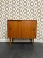 Compact vintage Deens dressoir met schuifdeuren, Huis en Inrichting, Kasten | Dressoirs, Ophalen, Teakhout, 50 tot 100 cm, 25 tot 50 cm