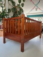 Houten babybed, Kinderen en Baby's, Kinderkamer | Bedden, Ophalen, Zo goed als nieuw, Lattenbodem, Minder dan 140 cm