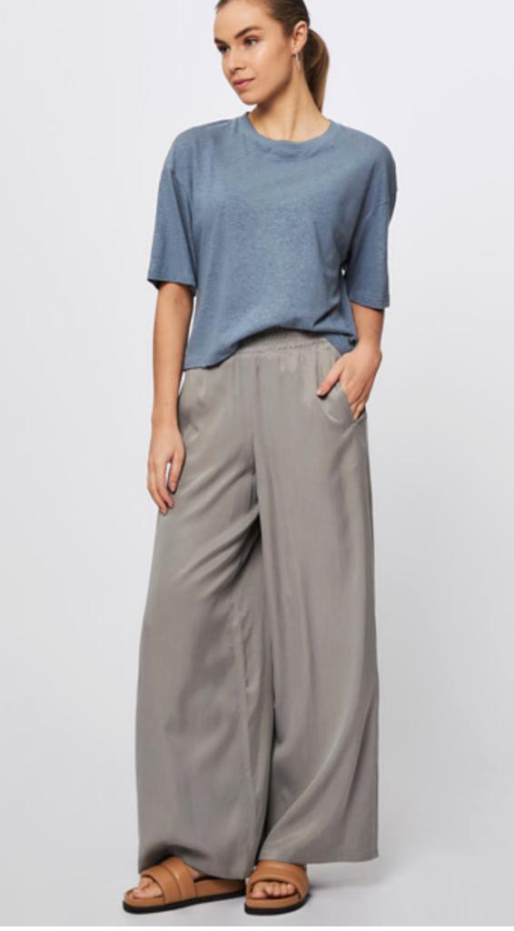 Drykorn wijde grijze broek cupro/katoenmix mt 30 L34, Kleding | Dames, Broeken en Pantalons, Gedragen, Maat 38/40 (M), Grijs, Lang