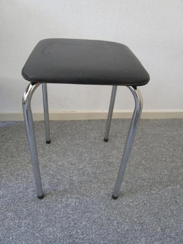 Krukje, zwart, Soudexvinyl met verchroomde poten. Vintage beschikbaar voor biedingen