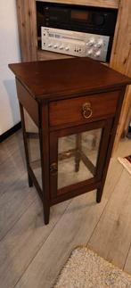 Antiek vitrinekast / nachtkastje Met een lade en glas deurt, Huis en Inrichting, Kasten | Vitrinekasten, Gebruikt, Glas, 150 tot 200 cm