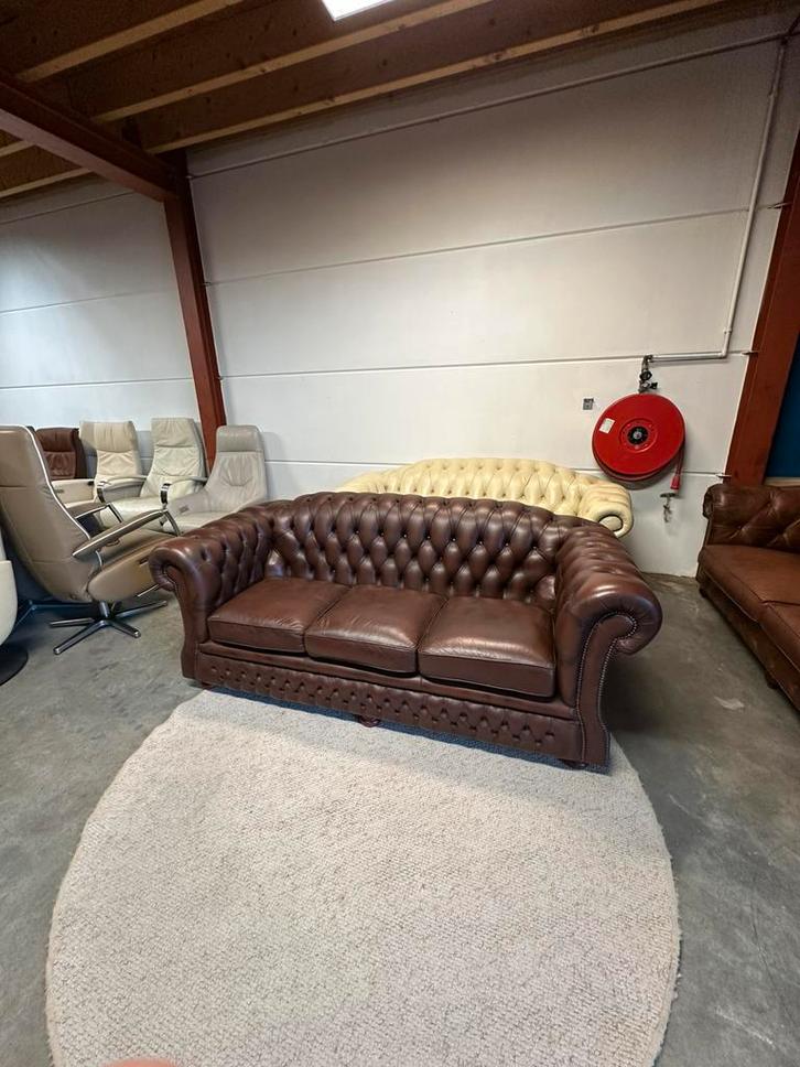 Bruine chesterfield bankstel 3 zits bank springvale, Huis en Inrichting, Fauteuils, Zo goed als nieuw, Leer, 125 cm of meer, 75 tot 100 cm