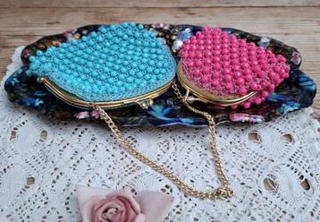 2 Vintage gehaakte kralen beursjes, fel roze en turquoise beschikbaar voor biedingen