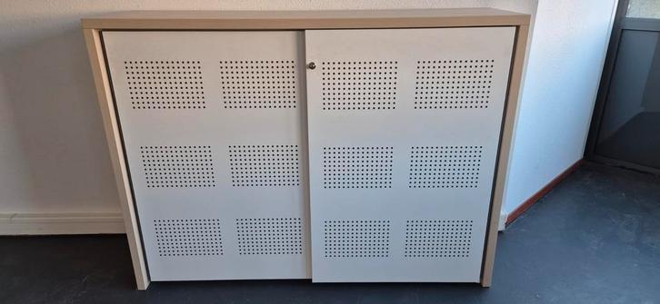 Lage kast met schuifdeuren, Huis en Inrichting, Kasten | Ladekasten, Zo goed als nieuw, 100 tot 150 cm, 150 tot 200 cm, 25 tot 50 cm