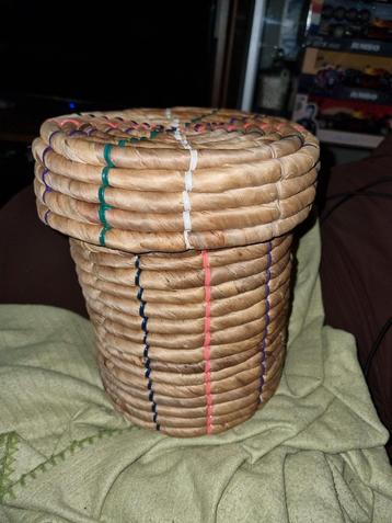 Ronde mandje Zie foto's bieden beschikbaar voor biedingen