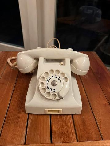 Vintage PTT telefoon met aansluiting (1964) beschikbaar voor biedingen