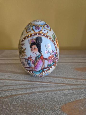 Decoratief porseleinen chinees ei beschikbaar voor biedingen