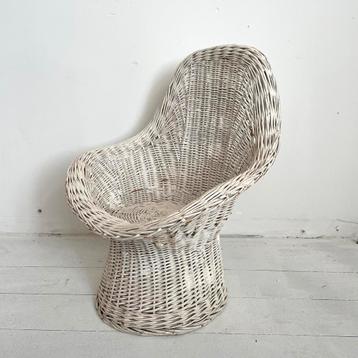 Rotan kinderstoel wit geschilderd beschikbaar voor biedingen