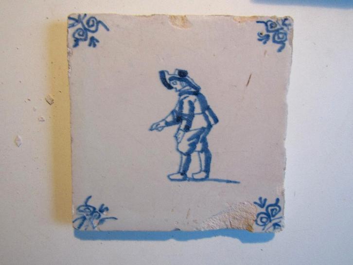 een 17e eeuwse tegel met een mannetje in klederdracht, Antiek en Kunst, Antiek | Wandborden en Tegels, Ophalen of Verzenden