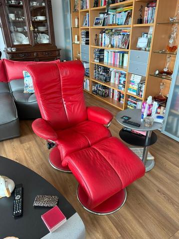 Luxe rode leren fauteuil met bijpassende voetenbank beschikbaar voor biedingen