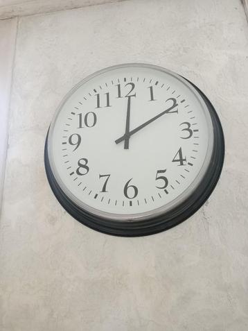 Mooie heldere klok beschikbaar voor biedingen