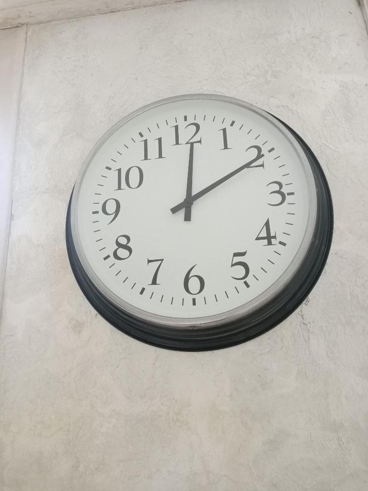 Mooie heldere klok, Huis en Inrichting, Woonaccessoires | Klokken, Zo goed als nieuw, Wandklok, Analoog, Ophalen