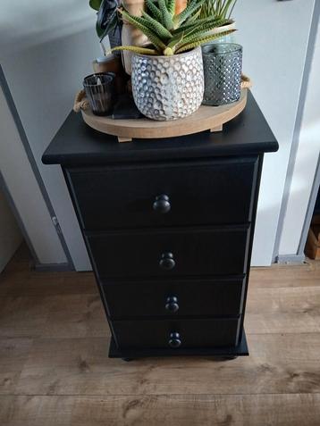 Zwart ladenkastje met vier laadjes beschikbaar voor biedingen